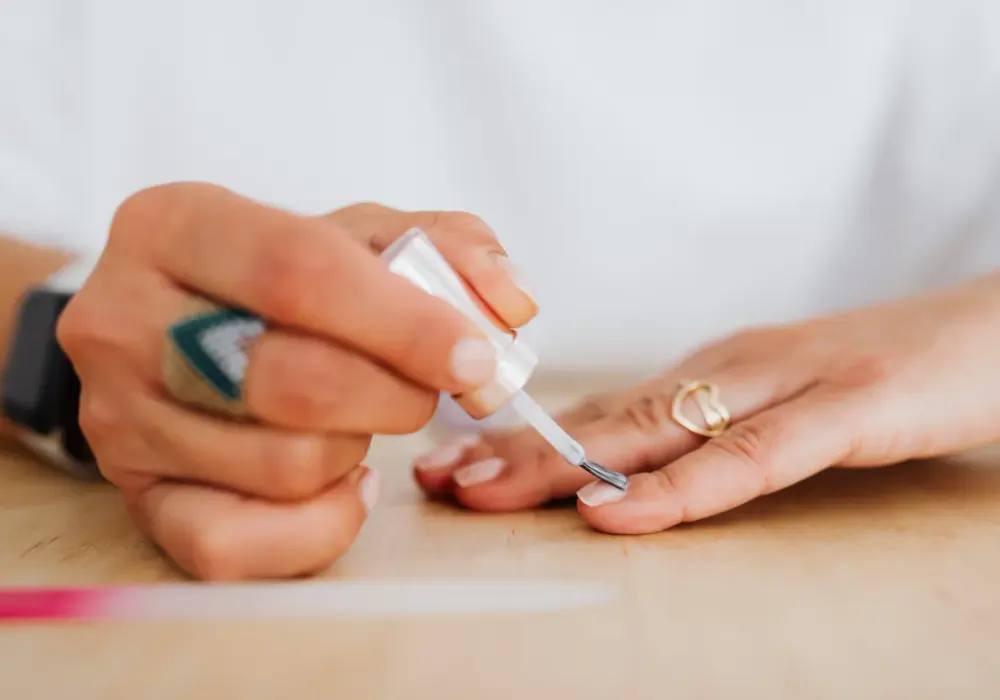 Baza czy top: Kolejność dla trwałego manicure hybrydowego