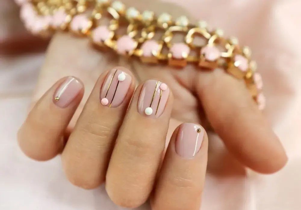 Krótkie hybrydy: Inspiracje i porady na elegancki manicure