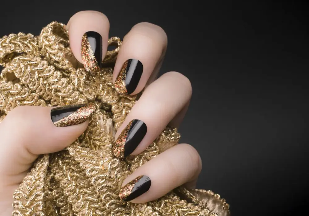 Czarna sukienka i złoto: Idealny manicure inspiracje i porady