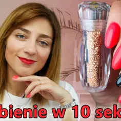 Kobieta z czerwonymi ustami prezentuje paznokcie z efektem kawioru na jednym z nich. Słoiczek z drobinkami złota obok.
