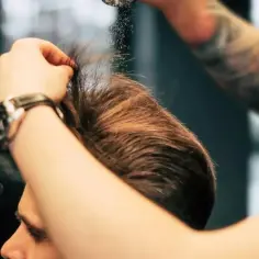 Najlepszy puder do włosów dla mężczyzn - uzyskaj objętość i styl