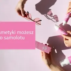 Różowe kosmetyki i okulary przeciwsłoneczne na jasnoróżowym tle. Dowiedz się, jak spakować kosmetyki do samolotu.
