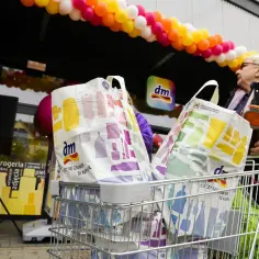 Wózek pełen toreb z drogerii dm. Warto kupić w Niemczech kosmetyki i inne produkty.