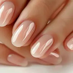 Zadbaj o swoje dłonie i dowiedz się, jak wzmocnić paznokcie. Delikatny manicure w odcieniach nude podkreśla ich naturalne piękno.