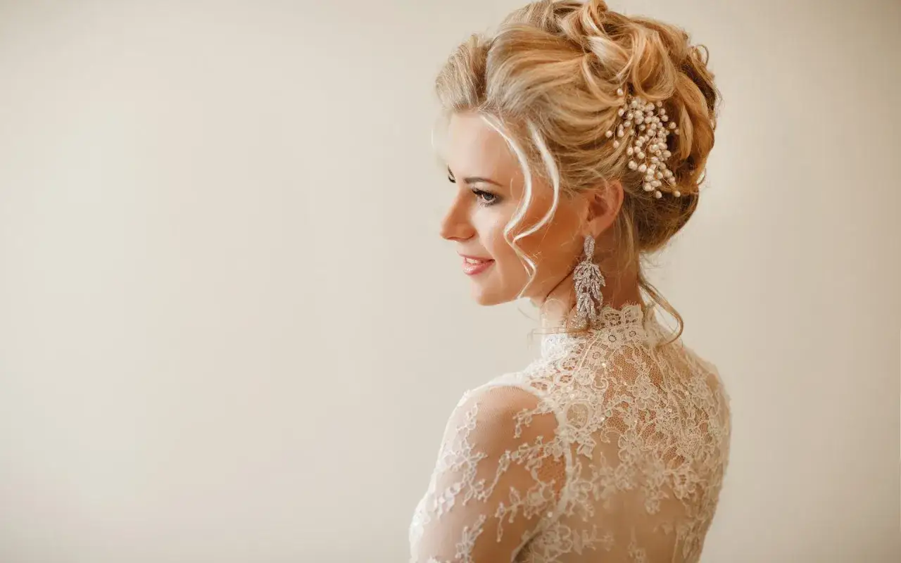 Elegancka fryzura ślubna z perłami i kryształami. Poznaj sekrety, jak utrwalić fryzurę na wesele, by wyglądała perfekcyjnie przez całą noc.