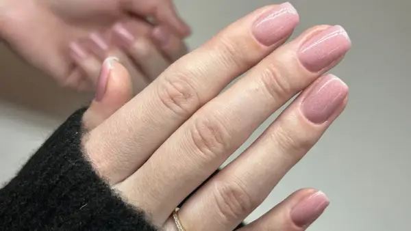 Paznokcie sama baza: Jak zrobić minimalistyczny manicure krok po kroku?