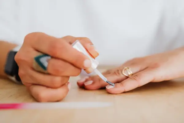 Baza czy top: Kolejność dla trwałego manicure hybrydowego
