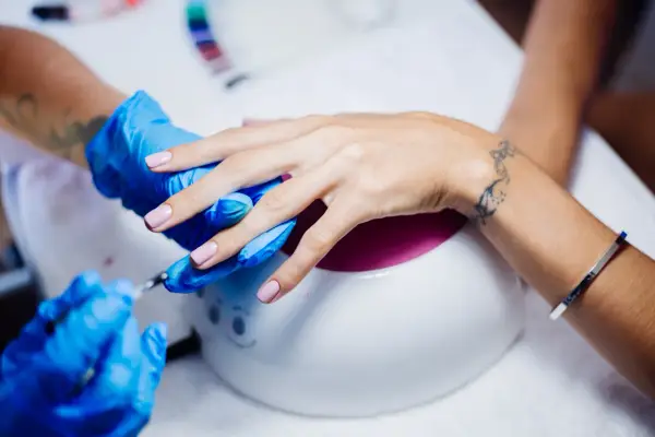 Manicure żelowy krok po kroku: Trwały efekt w domu!