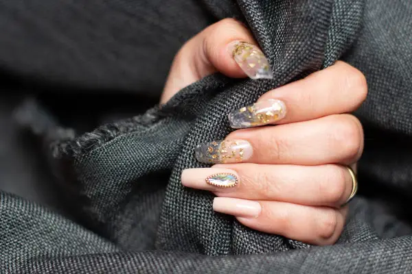 Folie transparentne na paznokcie: Efekt Glass Nails krok po kroku