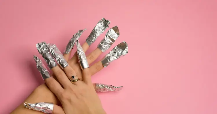 Jak bezpiecznie zdjąć manicure tytanowy w domu? Poradnik